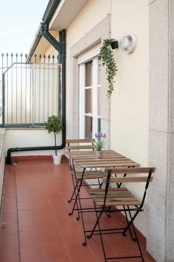 Apartment With Balcony In The Square Porto Exterior photo