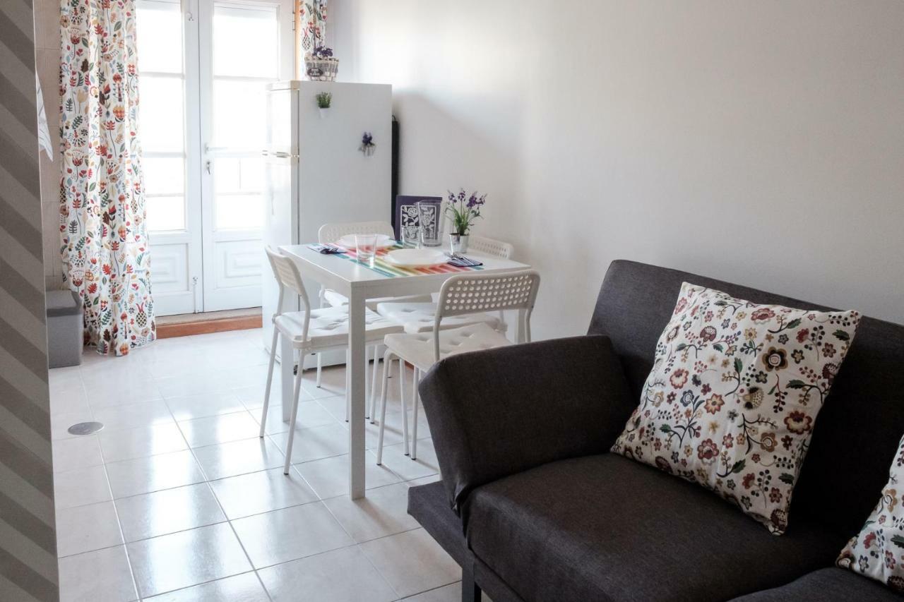 Apartment With Balcony In The Square Porto Exterior photo